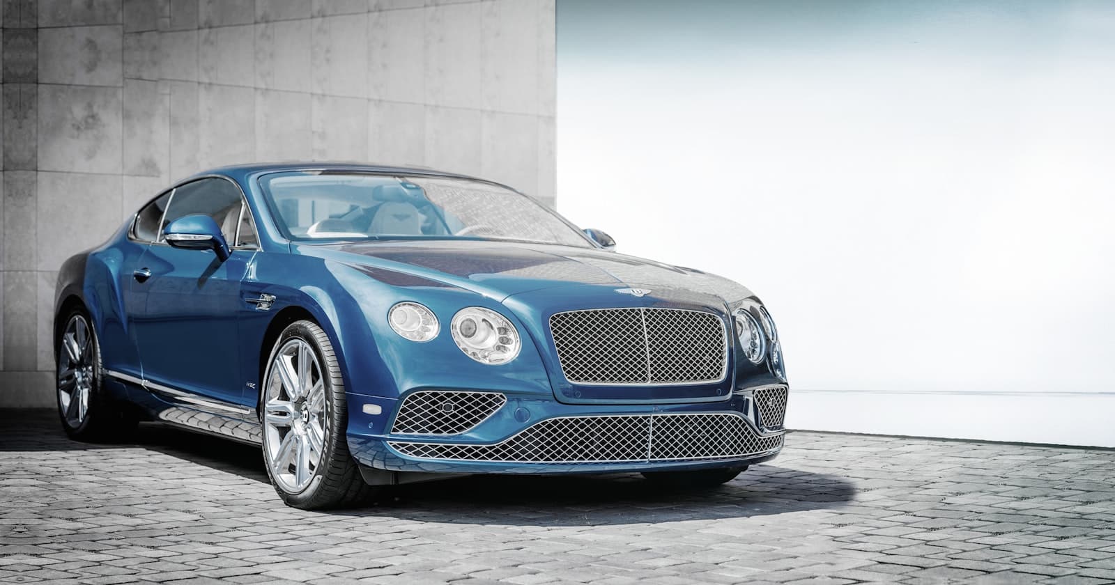 Bentley Flying Spur in studio rendering aligned with online configurator interface